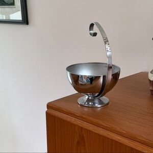 Stylish Silver Serveware Bowl with Handle